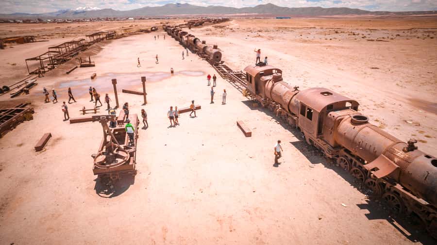 From La Paz: 3-Day Uyuni Salt Flat and Incahuasi Island Tour - Arriving in Uyuni before the salt flats