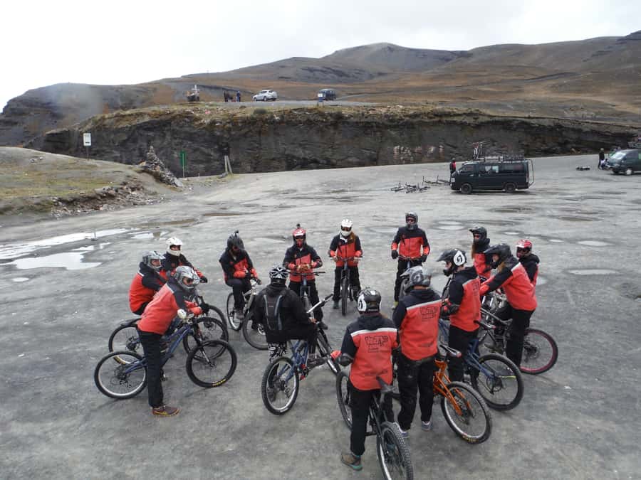 From La Paz: The World's Most Dangerous Road Biking Tour - The paved opening gives you time to settle in