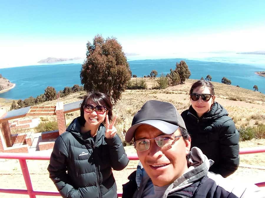From La Paz: Tiwanaku and Lake Titicaca One-Day Tour - Guides, drivers, and the private format