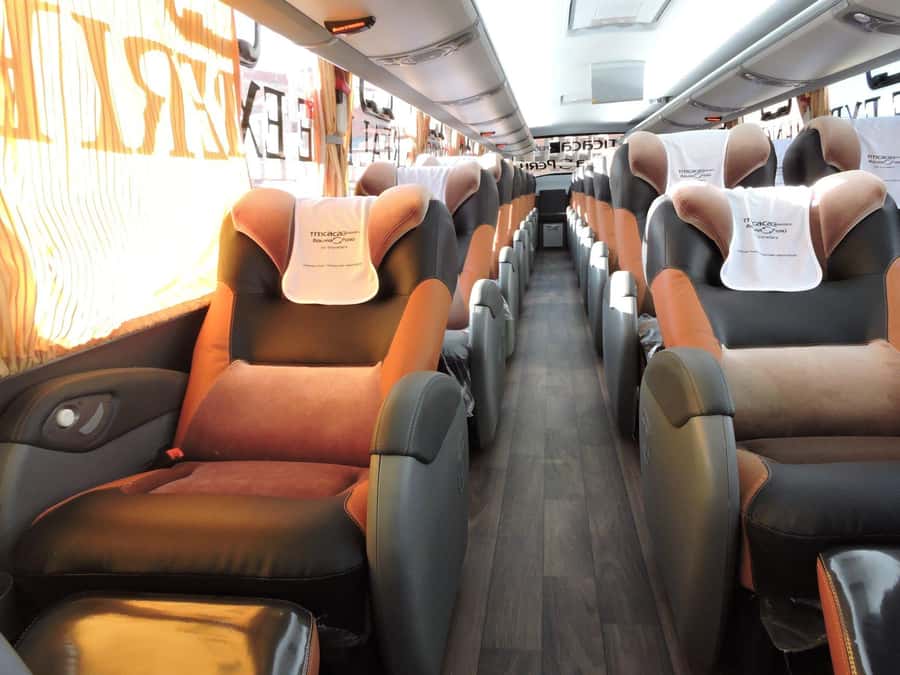 From La Paz: Uyuni Salt Flats & Lagoons 5-Day Tour - The overnight bus from La Paz sets the tone