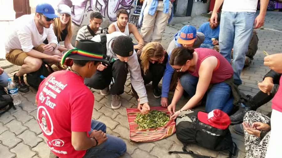 La Paz: Cable Car, Cemetery, Shaman, and El Alto Tour - The cemetery and its open-air art