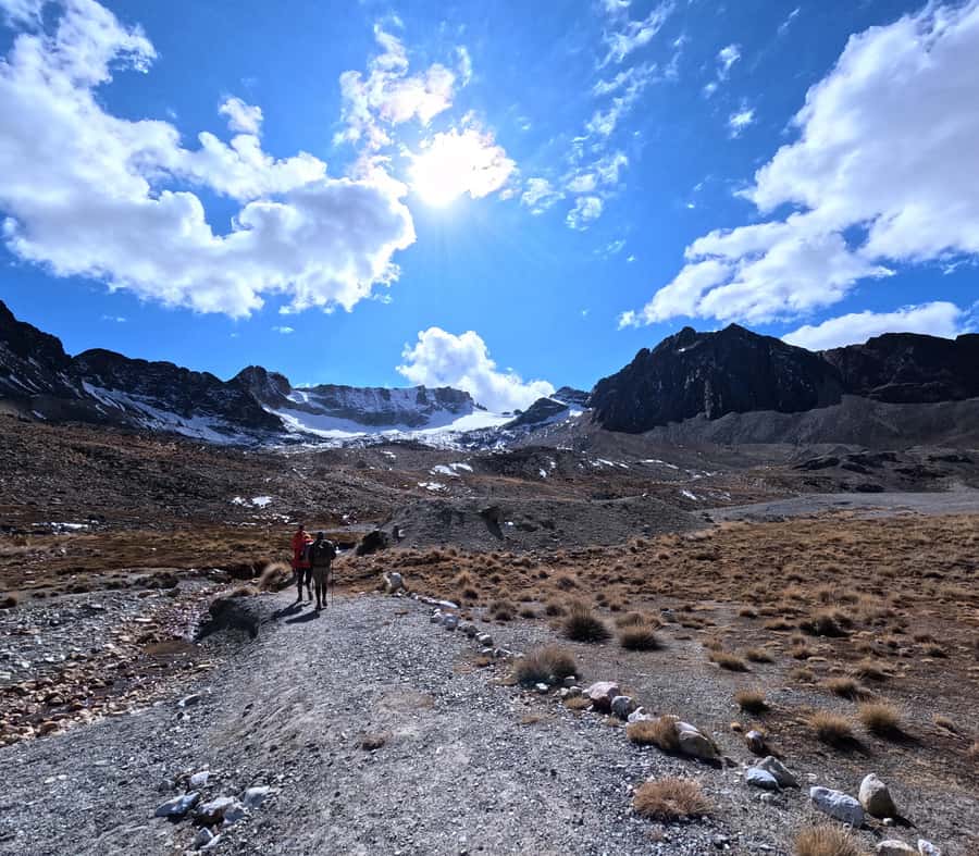 La Paz: Charquini Mountain Guided Hike - Guides, safety, and the altitude question