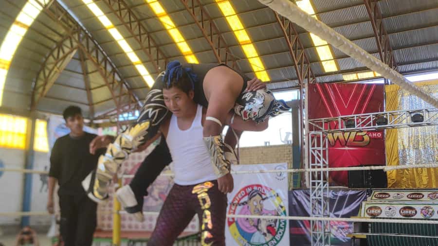 La Paz: Cholitas Wrestling Tickets and Transfer - The ride up to El Alto