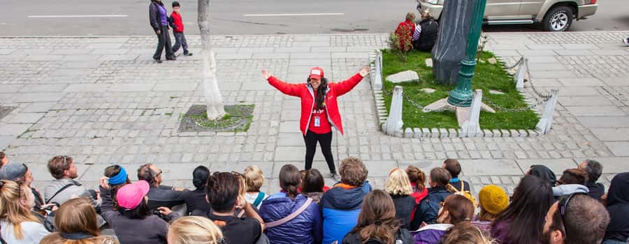La Paz Half-Day Walking Tour - Meeting the red-cap guide at Plaza San Pedro
