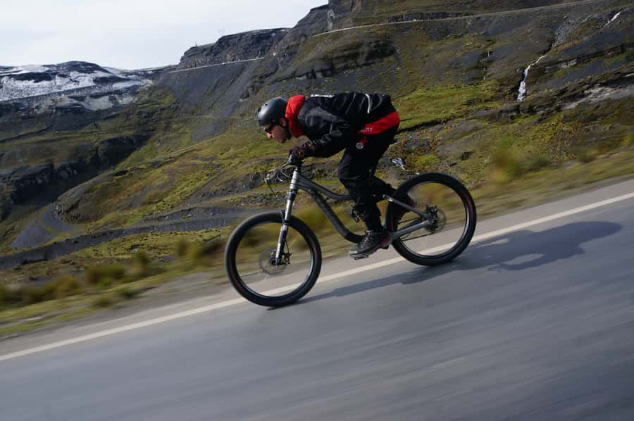 La Paz: Mountain Bike Down the World's Most Dangerous Road - Yolosa brings heat, dust, and relief