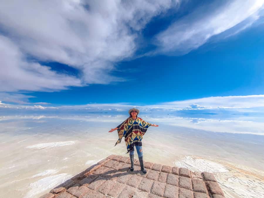 La Paz: Uyuni Salt Flats & San Pedro de Atacama 3-Day Tour - The overnight bus from La Paz to Uyuni