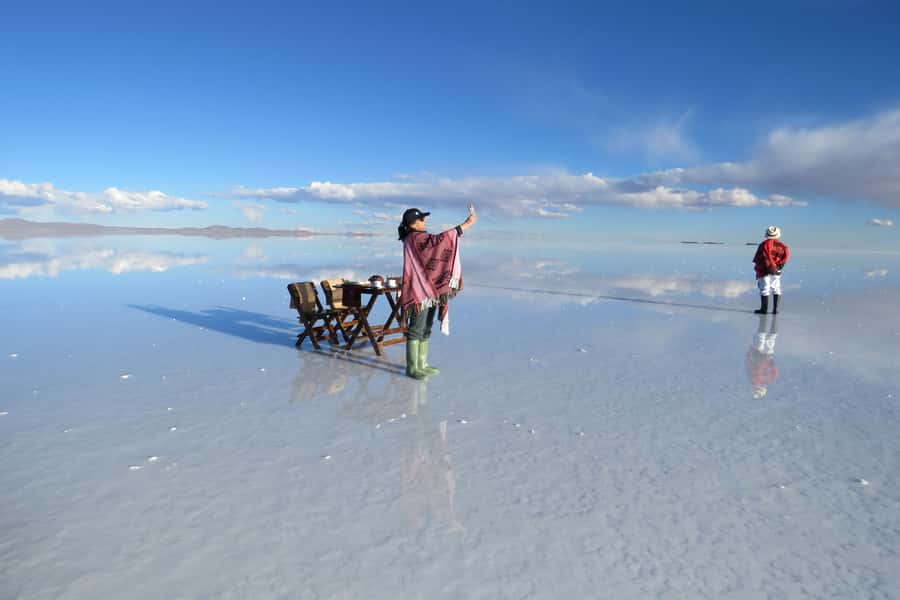 La Paz: Uyuni Salt Flats Tour by Bus - Uyuni breakfast and the old train cemetery