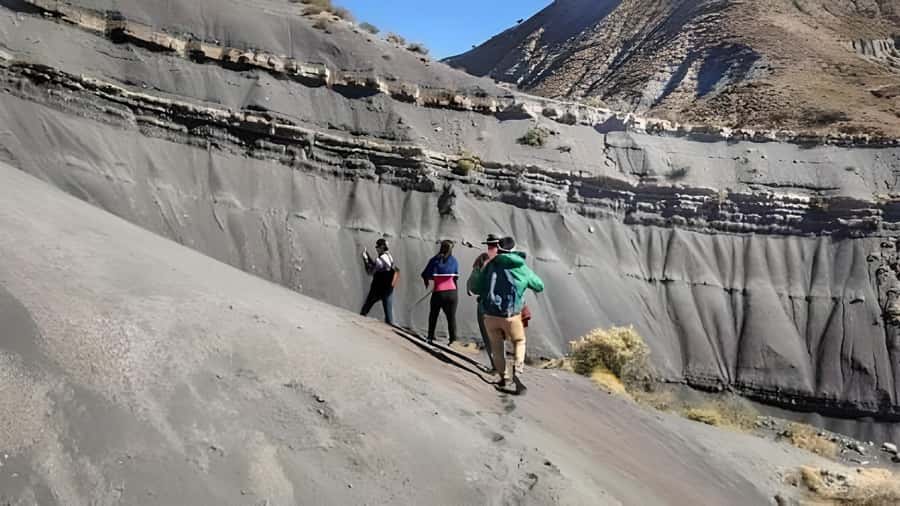Sucre: 2 days trek in Inca Trails and the Crater de Maragua - Day two: dinosaur footprints, weaving, and Majada