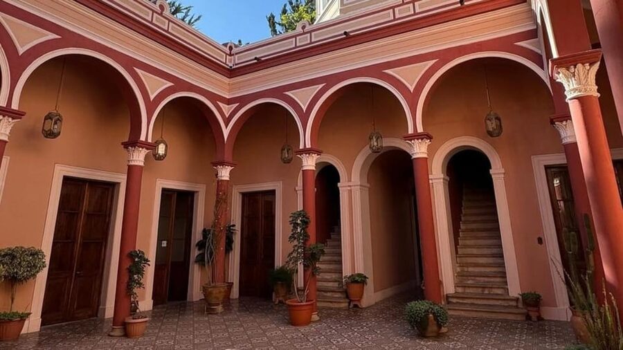 Sucre: Free Walking tour (History, culture and traditions) - Indigenous art and views toward the mountains