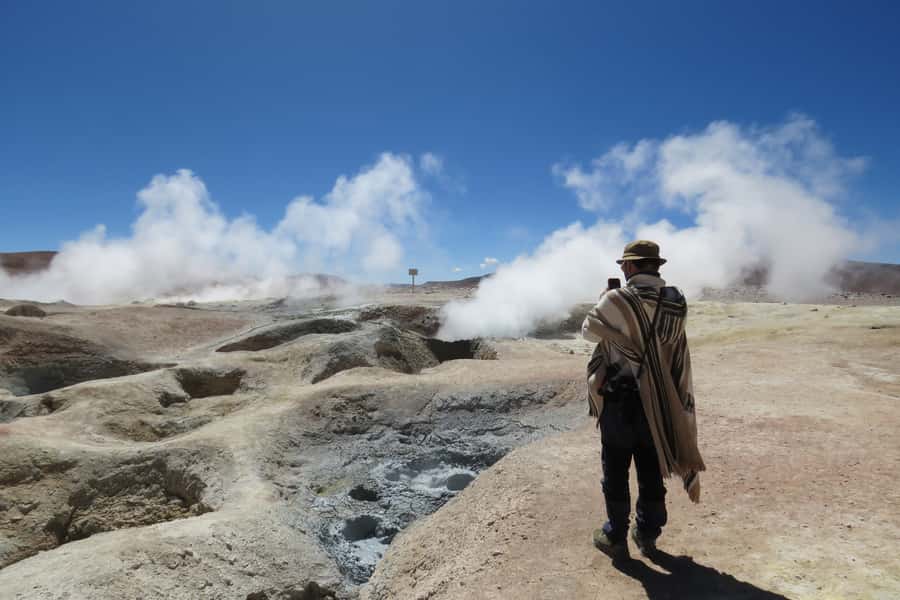 Uyuni: 3 Days Uyuni & red lagoon with private accommodation. - Day two: flamingo lagoons, geysers, and Red Lagoon