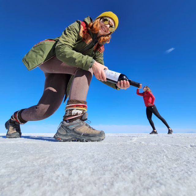 Uyuni: Isla Incahuasi & Uyuni Salt Flats Full-Day Jeep Tour - Making the famous perspective photographs