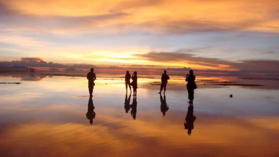 UYUNI SALT FLAT: SUNSET & STARLIGHT EXPERIENCE - Waiting for darkness on the salt flat
