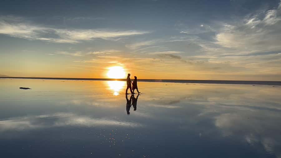 Uyuni: Starlight and Sunrise Salt Flats Tour - The return to Uyuni and what the price covers